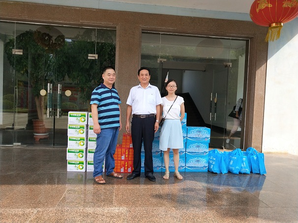 市總工會領導一行到湖北昌利公司送清涼 市總工會領導一行到湖北昌利公司送清涼