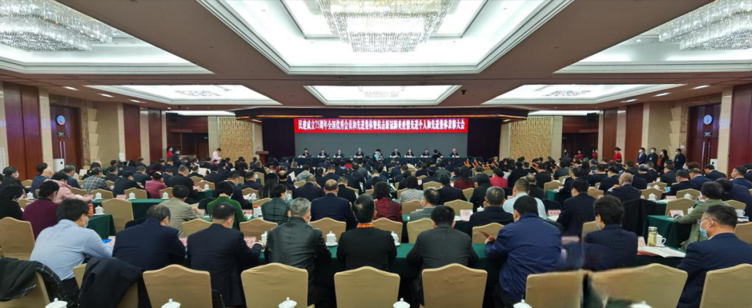 昌利公司龍其準董事長獲民建中央表彰,授予“全國優(yōu)秀會員”榮譽稱號 昌利公司龍其準董事長獲民建中央表彰,授予“全國優(yōu)秀會員”榮譽稱號