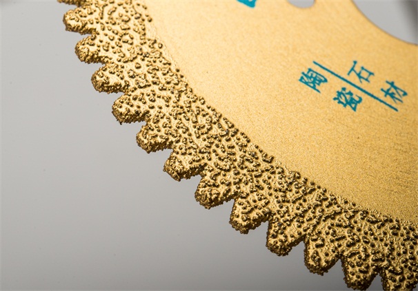 切石頭的切割片與晶亮磨光漿配合使用，石材的加工效果更好！